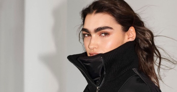 Porträt von Model mit hochgeschlagenem Jackenkragen
