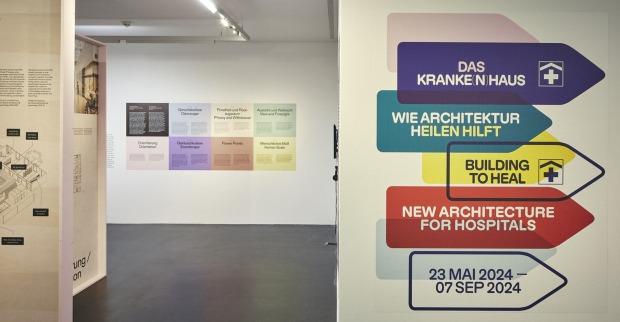 Im Zentrum stehen dreizehn herausragende internationale Projekte sowie sieben „Wirkstoffe“ heilender Architektur, die die Ausstellung auch strukturieren.