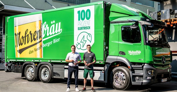 Die Mohrenbrauerei setzt ab sofort beim Pendelverkehr zwischen Brauerei und Lager und bei Kurzstrecken auf einen E-LKW. Im Bild: Geschäftsführer Thomas Pachole (links) und KFZ-Meister Dominic Nachbaur. 