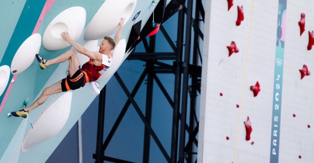Jakob Schubert in der Vorstieg-Route bei der Olympiade in Paris