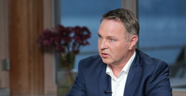 Andreas Babler schaut ernst und erbost