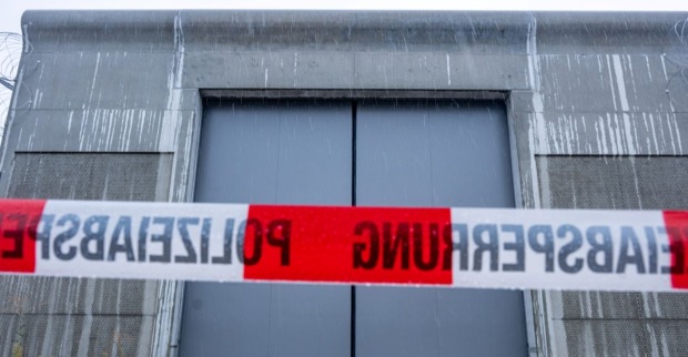 Tor des Krankenhauses, davor befindet sich ein Polizeiabsperrband