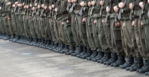 Viele Soldaten stehen stramm in einer Reihe.