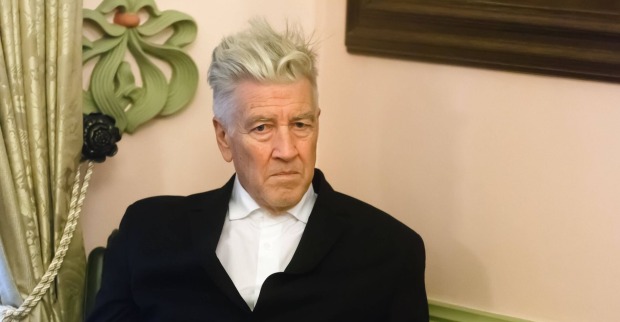 David Lynch in einem schwarzen Anzug.
