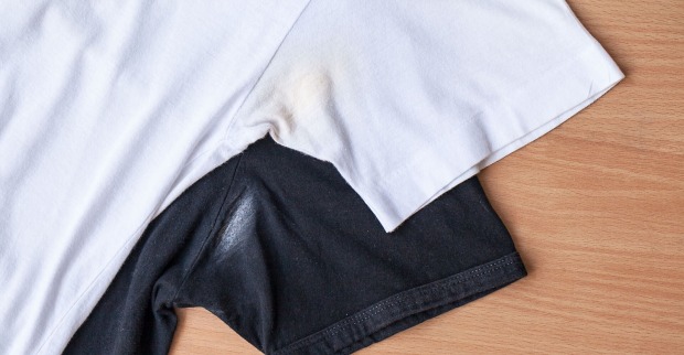 Deo-Flecken auf T-Shirts | Credit: iStock.com/yokeetod