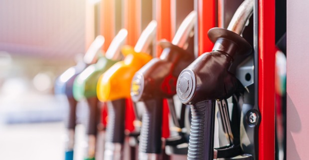 Bunte Diesel- und Benzin-Pistolen an der Tankstelle