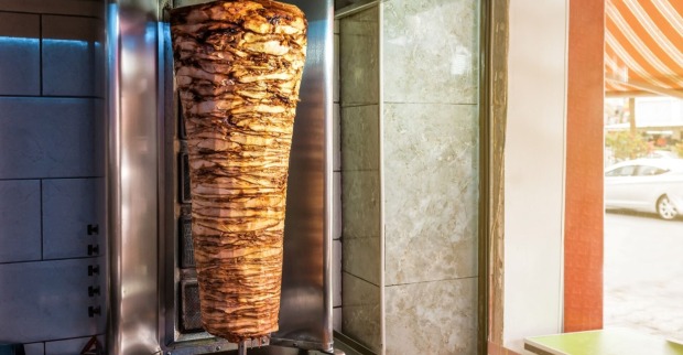 Dönerspieß gebraten auf Drehspieß in einer Kebapbude