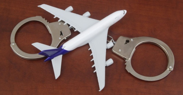 Modellflugzeug mit Handschellen