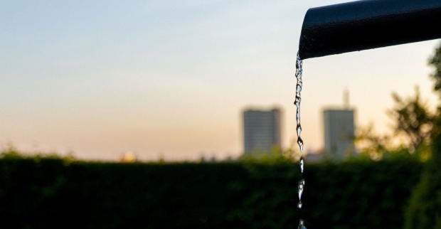 Wasser fließt durch Rohr ab
