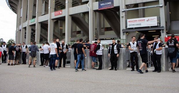Sicherheitskontrollen vorm Happel-Stadion