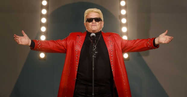 Heino in einem roten Mantel auf der Bühne.