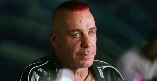 Rammstein-Sänger Till Lindemann 2019 im Porträt mit roten Haaren.