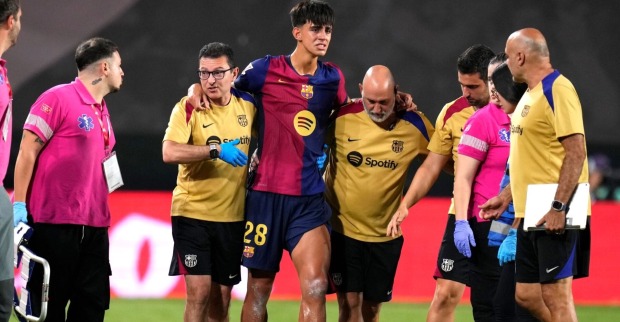 Der Spieler Marc Bernal verlässt, gestützt von zwei Betreuern das Feld