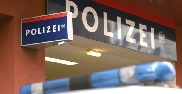 Polizeischild vor einer Wache.
