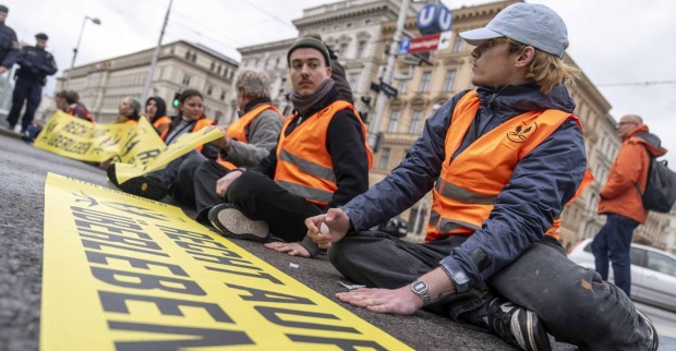 Anhänger der Letzten Generation haben die Hände auf die Straße geklebt