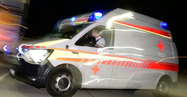 Fahrender Rettungswagen des roten Kreuzes
