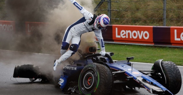 Logan Sargeant crasht seinen Williams in Zandvoort und rettet sich selbst aus dem brennenden Formel-1-Wagen.