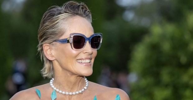 Sharon Stone mit Sonnenbrille bei einem Event.
