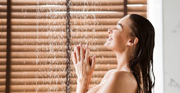Frau steht in einer Spa-Dusche | Credit: iStock.com/Prostock-Studio