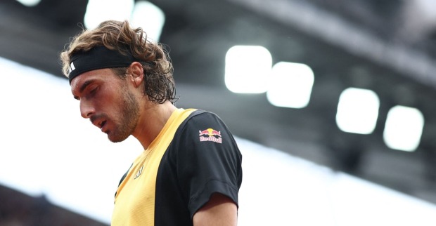 Enttäuscht blickender Tennisspieler