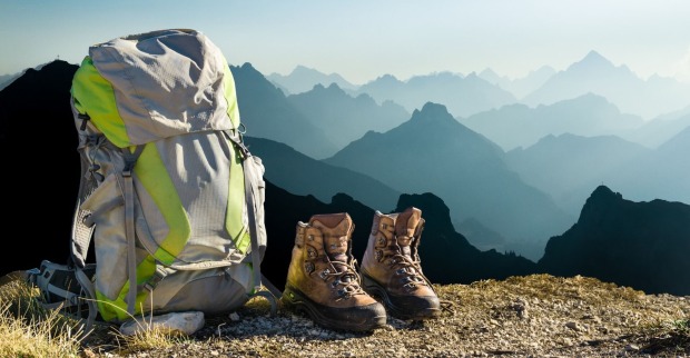 Wanderausrüstung, abgestellt in den Bergen