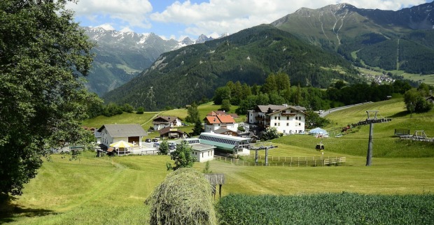 Bergdorf Ladis mit Blick ins Kaunertal in den österreichischen Alpen