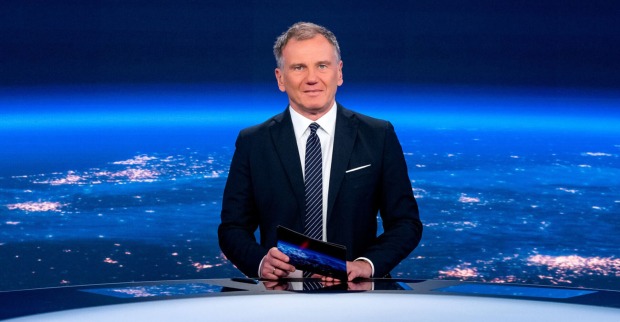 Moderator Armin Wolf am Tisch der ZIB2