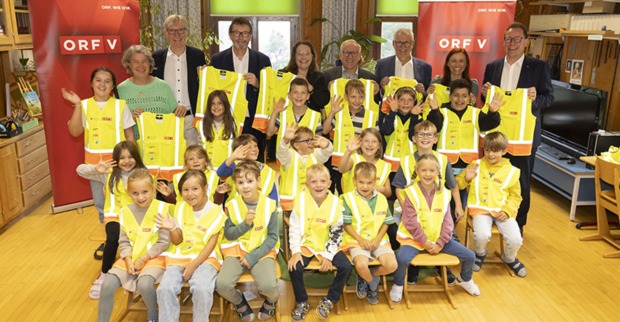 Die gesamte Volksschule St. Gerold im Großen Walsertal freute sich über den Besuch vom ORF Vorarlberg und seinen „Sicher unterwegs“-Partnern.