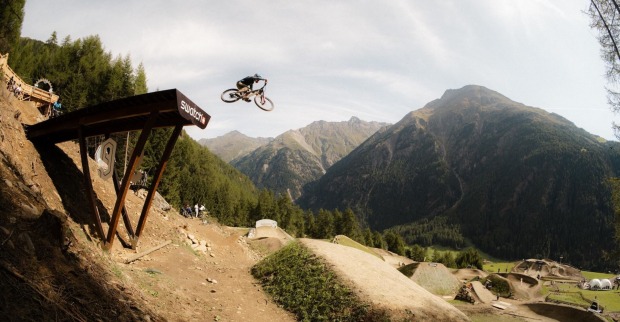 Casey Brown in der Luft bei den Swatch Nines MTB in Sölden