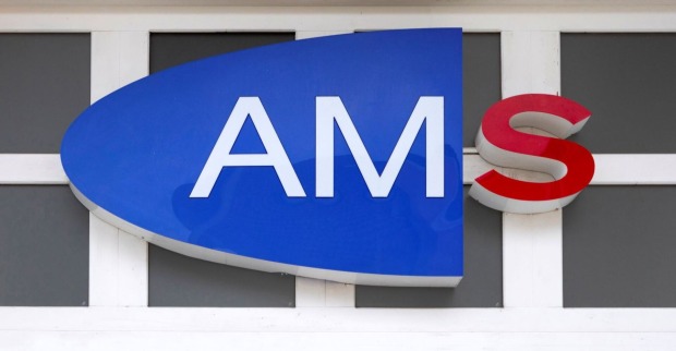 Logo des AMS an der Außenseite eines Gebäudes