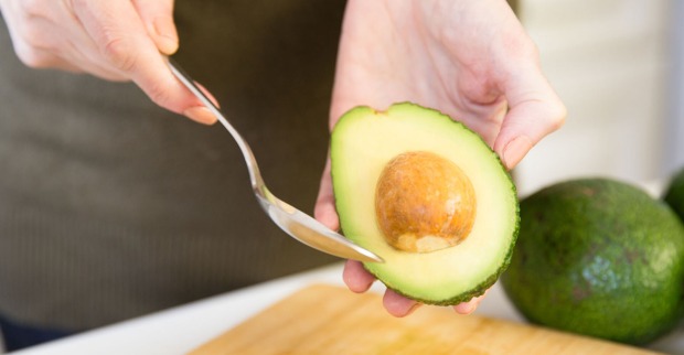 Jemand behandelt Avocado mit Löffel | Credit: iStock.com/MangoStar_Studio