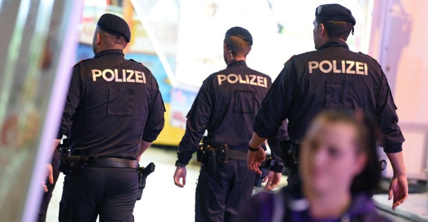 Drei Polizisten von hinten im Einsatz.