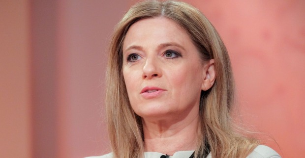 Christa Kummer vor einer lachsfarbenen Wand.