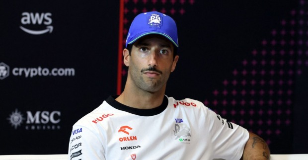 Daniel Ricciardo sitzt auf Couch