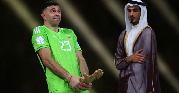 Torwart Emiliano Martinez bei der Übergabe des Pokals für den Torhüter des Turniers bei der WM 2022