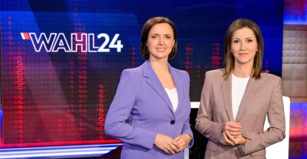 Die Moderatorinnen der TV-Duelle zur Nationalratswahl 2024:Susanne Schnabl und Alexandra Maritza Wachter im Studio.