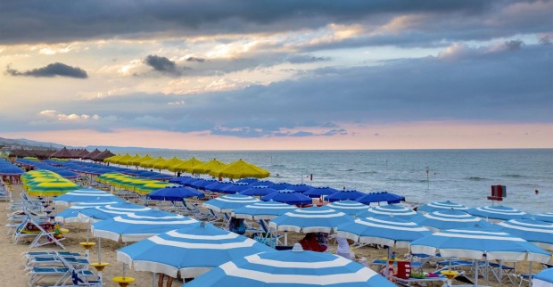 Schirme und Liegen an einem Strand in Jesolo.
