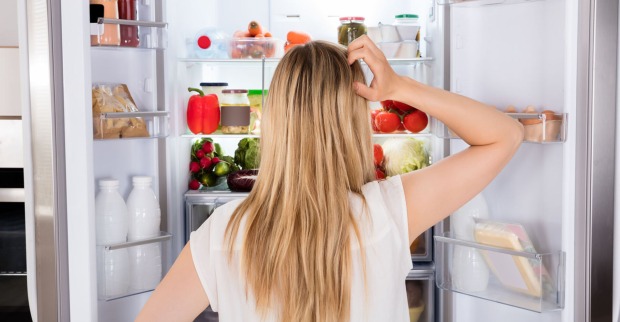 Frau steht ratlos vor dem Kühlschrank | Credit: iStock.com/AndreyPopov