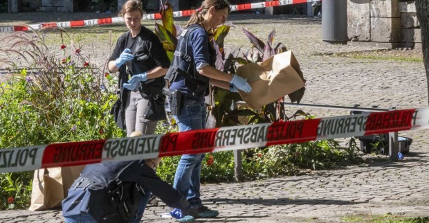 Polizisten ermitteln am Tatort.