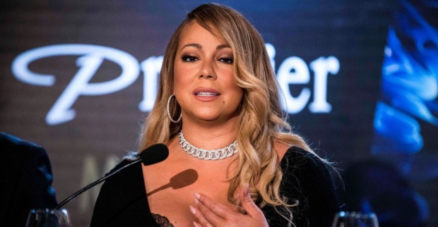 Mariah Carey spricht in ein Mikrophon.