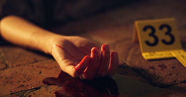 Eine Frauenhand an einem Mordtatort.