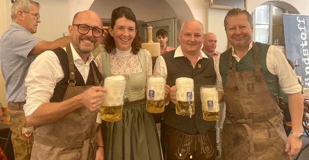 Die Kornmesser Gastgeber Thomas und Theresia Zwerger mit Bürgermeister Michael Ritsch  (li.) und Anwalt N