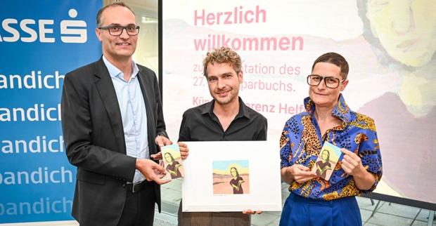 Johannes Hämmerle (Vorstandsdirektor Sparkasse  Bregenz) mit Künstler Lorenz Helfer und Vernissagerednerin Künstlerin Christine Lederer (v. li.)