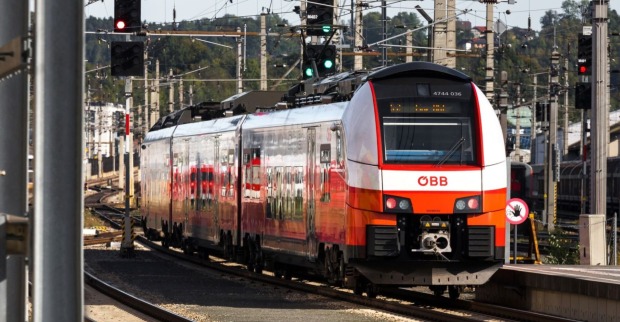 ÖBB S-Bahn in einem Bahnhof
