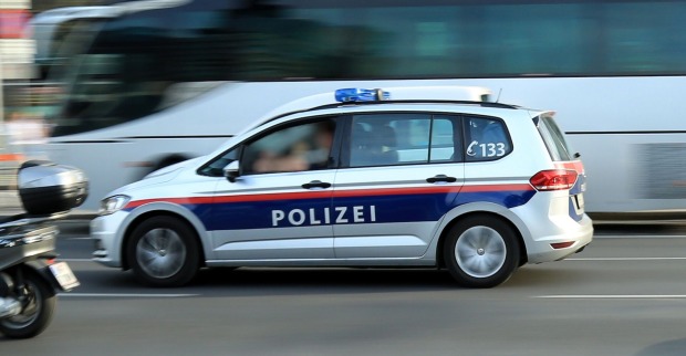 Polizeiwagen fährt schnell
