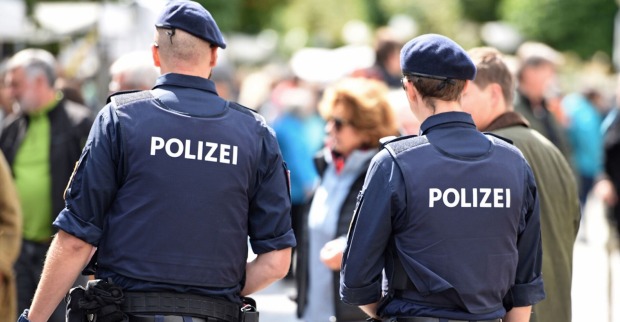 Zwei Polizisten in einer Menschenmenge