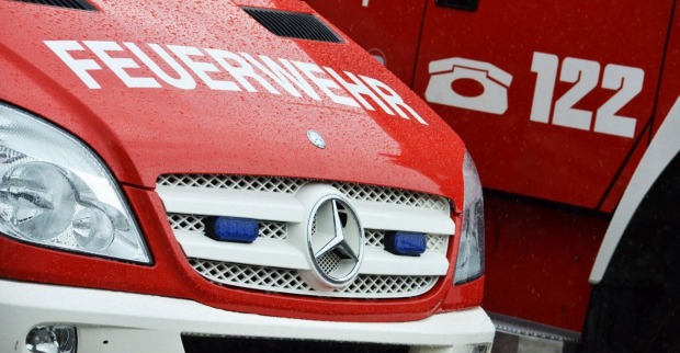 Die Feuerwehr ist sofort zum Einsatz ausgerückt: Zwei Feuerwehrautos mit der Notrufnummer 122.