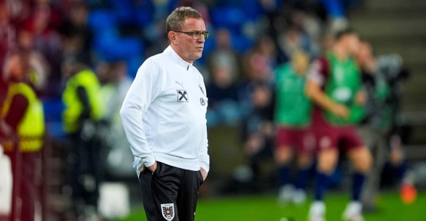 Trainer Ralf Rangnick steht an der Seitenlinie