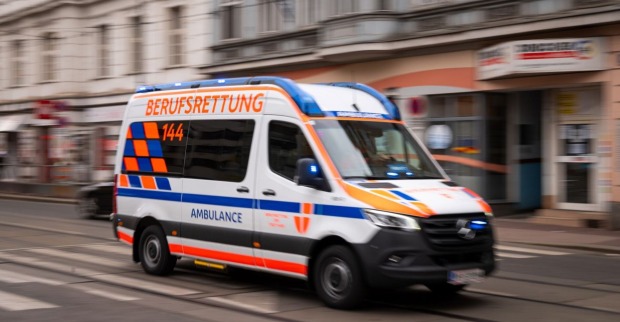 schnell fahrender Rettungswagen