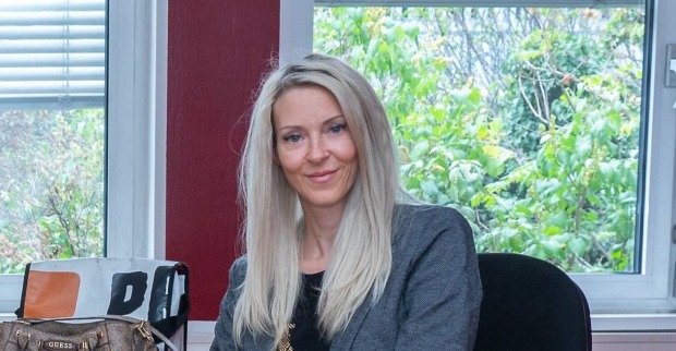 Simone Lugner an ihrem Arbeitsplatz in der Lugner City.